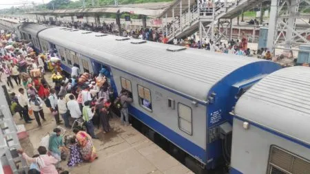 Panadharpur : विठुरायाच्या दर्शनाने तृप्त झालेले भाविक परतीच्या वाटेवर Return journey of devotees after Kartiki Ekadashi pilgrimage