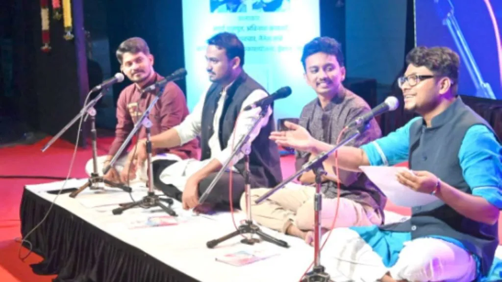 Solapur : तू प्रेम मागितले मी तुला चाफा दिला… ; सोलापुरात गझल महोत्सवात रसिक मंत्रमुग्ध Ghazal festival begins in Solapur with grandeur