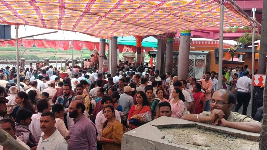 kolhapur : कार्तिक पौर्णिमेला नृसिंहवाडीत भाविकांची गर्दी ! Devotees queue up for darshan at Shri Datta temple all day long