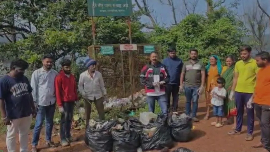 Villagers carry out large-scale cleaning in the Kas Lake area