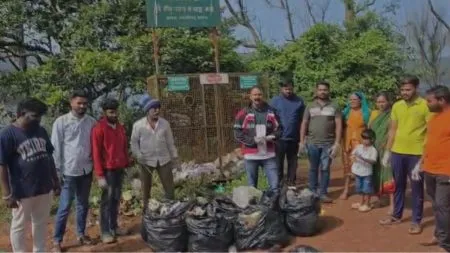 Villagers carry out large-scale cleaning in the Kas Lake area