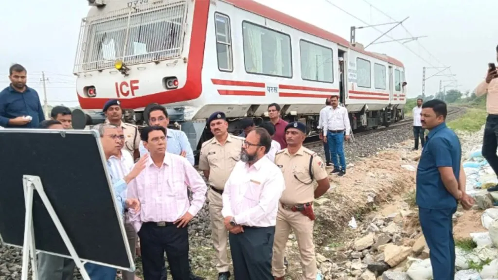 Solapur :मध्य रेल्वेचे महाव्यवस्थापक विजय कुमार सोलापूर दौऱ्यावर New coach terminal to become Solapur's development ambassador