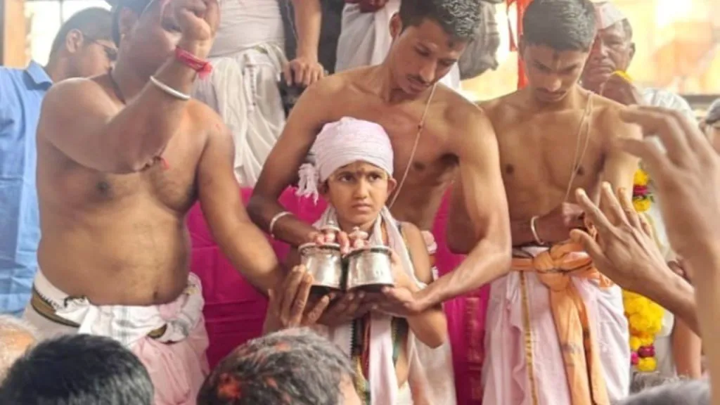 Solapur : पंढरीत महाद्वार काला उत्साहात साजरा ! 11-year-old Amogh Haridas celebrates the century-old tradition of Mahadwar Kalayya