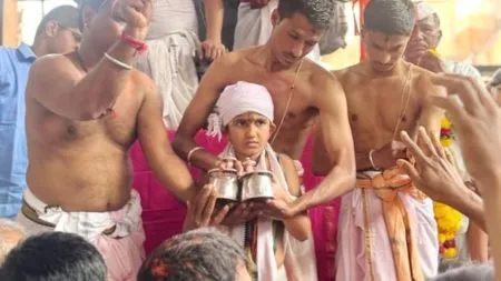 Solapur : पंढरीत महाद्वार काला उत्साहात साजरा ! 11-year-old Amogh Haridas celebrates the century-old tradition of Mahadwar Kalayya