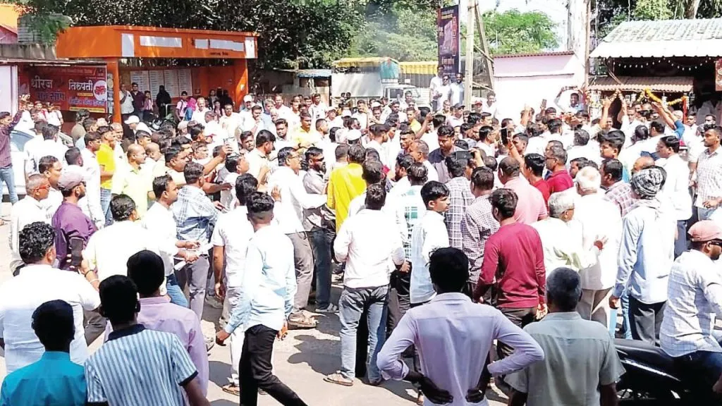 Kolhapur : शिरोळमध्ये ऊसदराचे आंदोलन चिघळले Protest curbs and factory supporters face-to-face