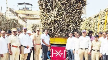 Solapur : मंगळवेढ्यात ऊस वाहतुकीसाठी रस्ते सुरक्षा जनजागृती राबवली मोहीम Road safety campaign organized at Sant Damaji Factory