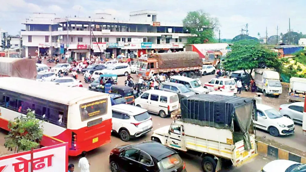 Satara News : वाहतूक कोंडीचा फलटणकरांना त्रास Traffic congestion is severe at Krantisinh Nana Patil Chowk in Phaltan city.