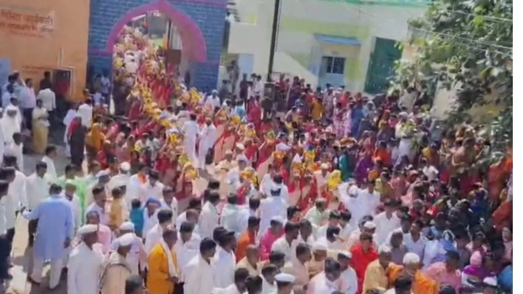 Temple Committee felicitated by Jagadgurus of Srisailam and Kashi Peeth