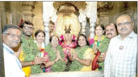 Pandharpur : पंढरपुरात श्री विठ्ठल-रुक्मिणी मंदिरात प्रक्षाळपूजा संपन्न Lord Vitthal is adorned with a gold crown, Kaustubh beads and pearls.