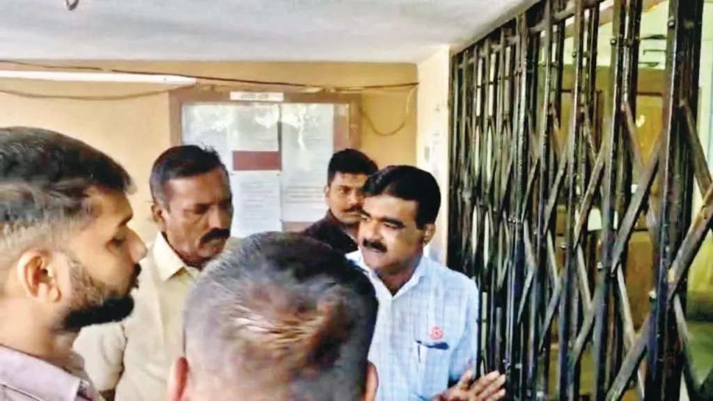 Kolhapur : शेतकऱ्यांनी भूमी अभिलेख कार्यालयाला ठोकले टाळे! Farmers' anger over National Highway compensation;