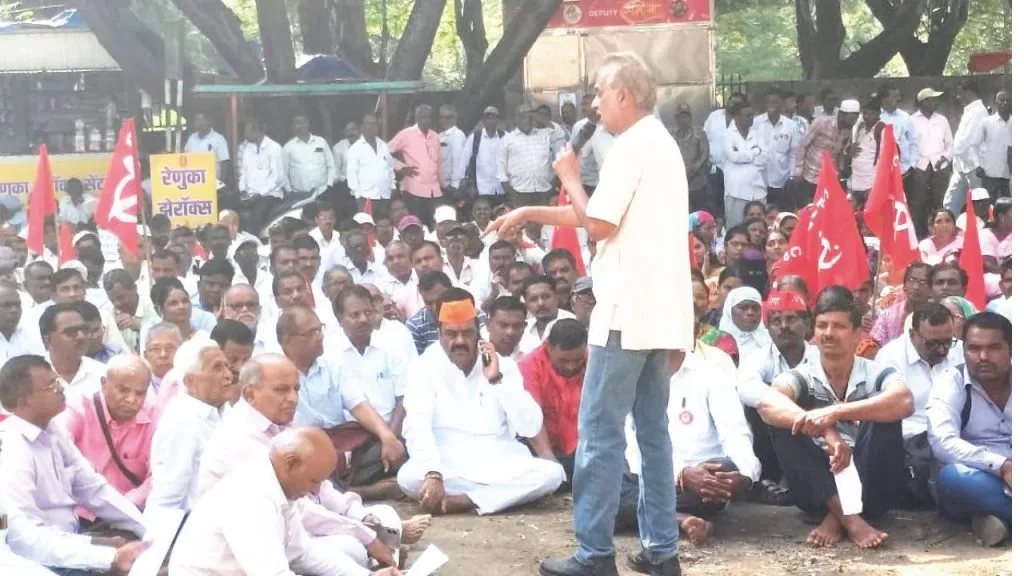 Kolhapur : कोल्हापुरात इंडिया आघाडीचा जिल्हाधिकारी कार्यालयावर मोर्चा Injustice against workers at Daulat Sugar Factory