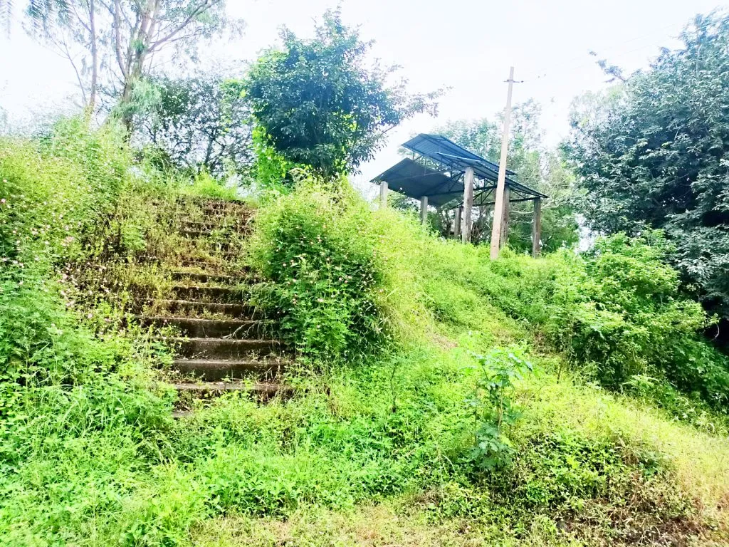 येळ्ळूर फुटूक तलावावरील स्मशानाची दुर्दशा The plight of the cemetery at Yellur Phutuk Lake