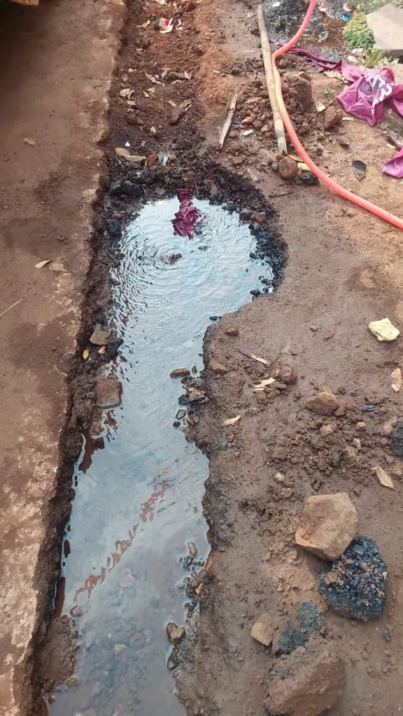 बाजार गल्ली खासबाग येथे जलवाहिनीला गळती