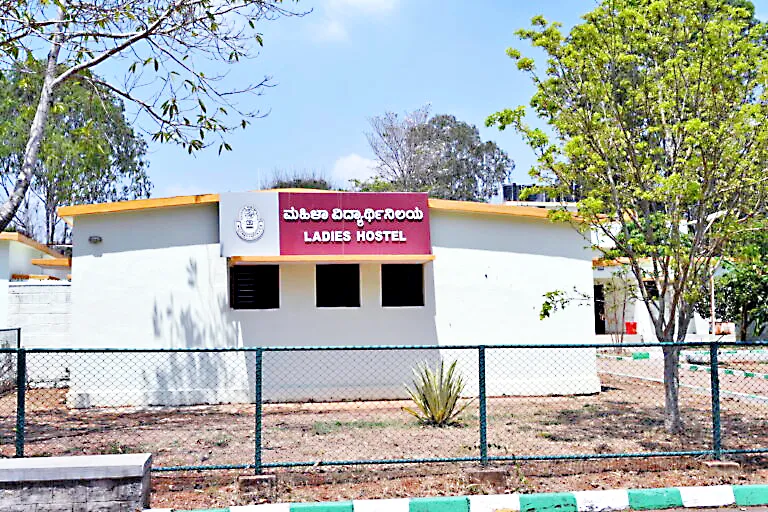 महिला कर्मचाऱ्यांसाठी वसतिगृहांची कमतरता