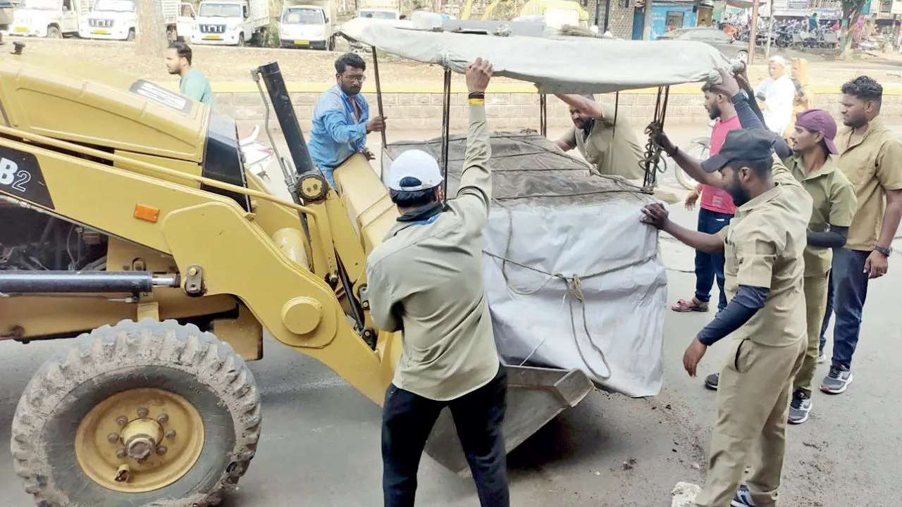 Municipality cracks down on encroachments at major squares in Karad