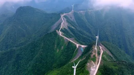 दोन्ही बाजूला दरी असलेला रस्ता A road with valleys on both sides.