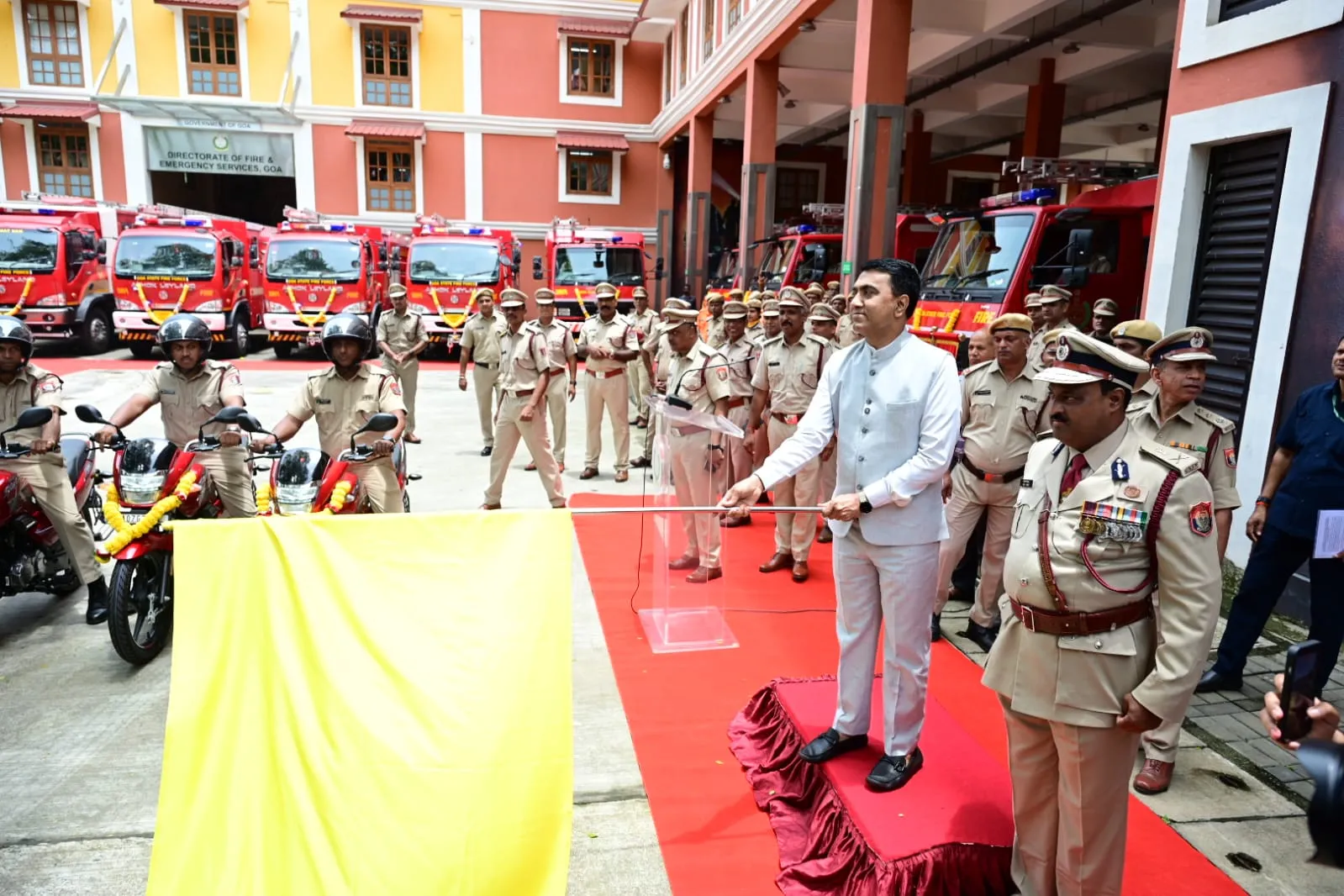 अग्निशामक दलाला 18 अत्याधुनिक वाहने प्रदान